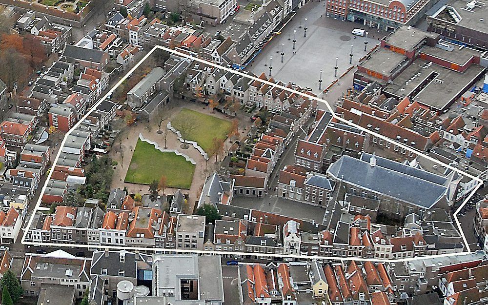 De Dordtse Augustijnenkerk vanuit de lucht, met het gebied dat tot het kloostercomplex behoorde. Foto Cees Schilthuizen