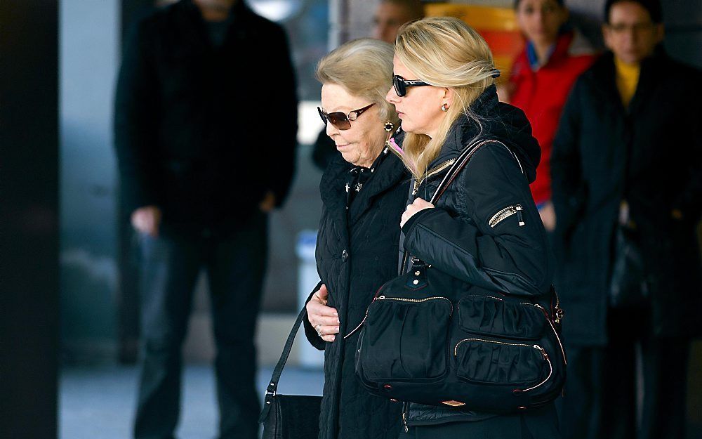 Koningin Beatrix en prinses Mabel verlaten zaterdagmiddag het academisch ziekenhuis in Innsbruck. Foto EPA