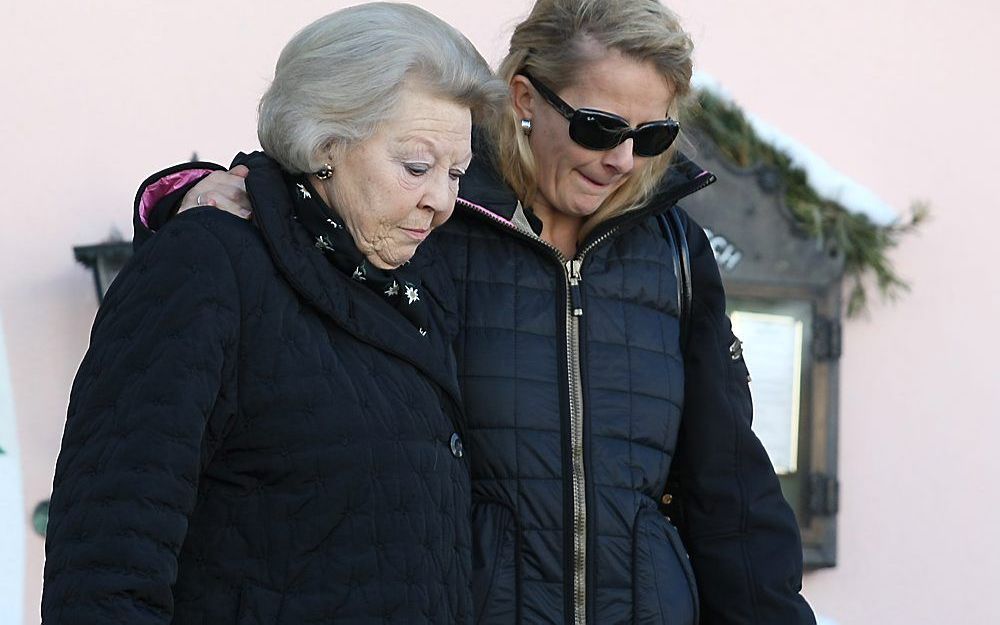 Koningin Beatrix (l.) en prinses Mabel op weg naar het ziekenhuis. Foto ANP