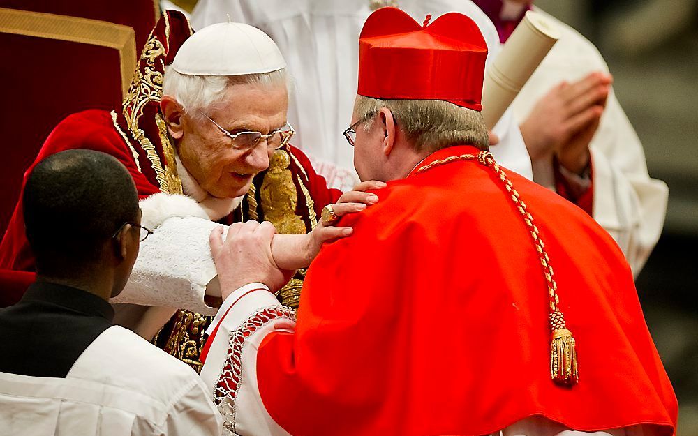 Paus Benedictus XVI heeft zaterdag aartsbisschop Wim Eijk (R) van Utrecht en nog 21 andere prelaten verheven tot kardinaal.  Foto ANP