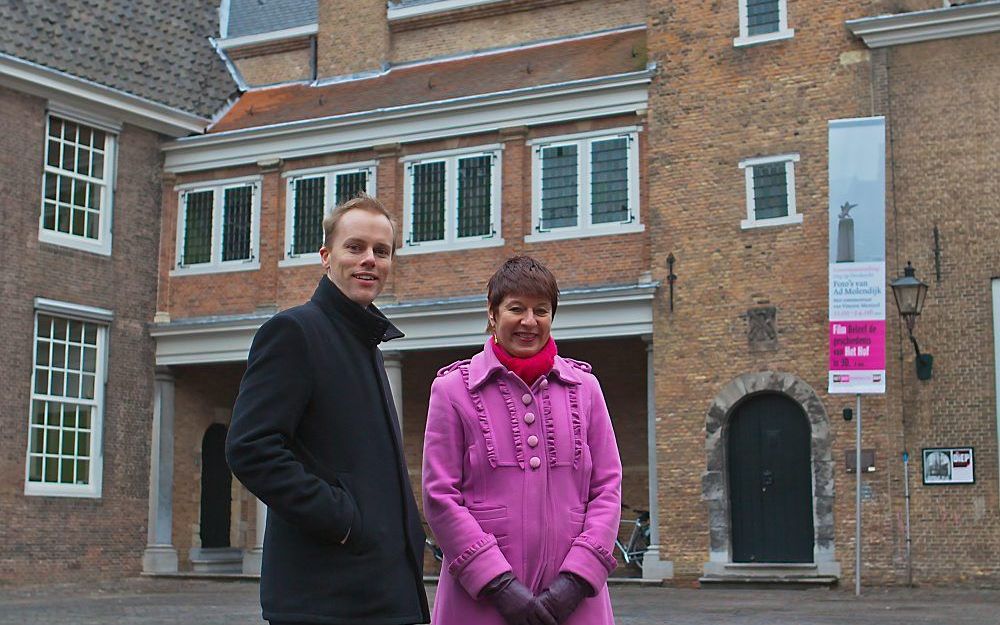 In 2010 won Dordrecht als eerste gemeente de Erfgoedprijs van de Bank Nederlandse Gemeenten. Wethouder Mos van Cultuur en de directeur van Erfgoedcentrum DiEP, Ineke Middag, poseren in de Dordtse binnenstad. Foto Mascha Joustra