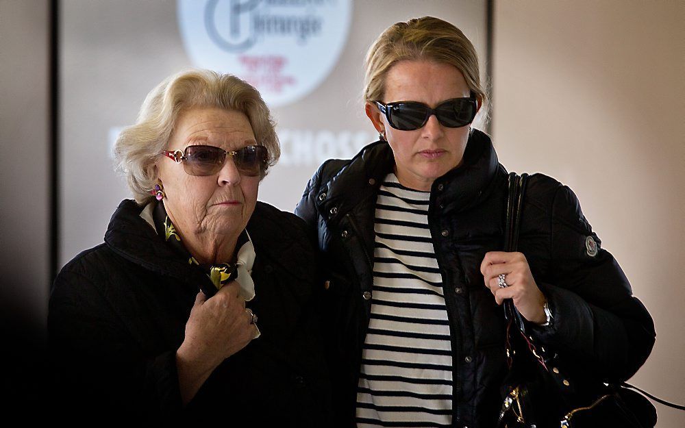 Koningin Beatrix en prinses Mabel arriveren bij het ziekenhuis in Innsbrück. Foto ANP