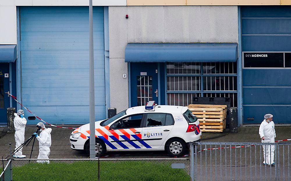 De politie doet sporenonderzoek na een overval op geldtransportbedrijf Brink's in Amsterdam in juni 2011.  Foto ANP