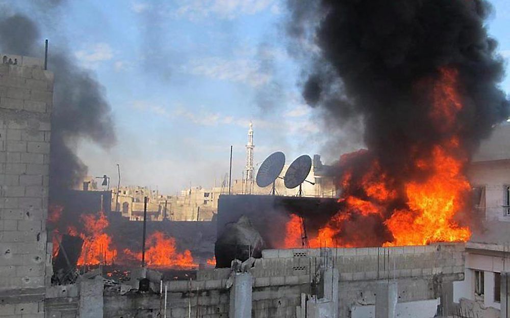 Brandend gebouw Homs, Syrië. Foto EPA