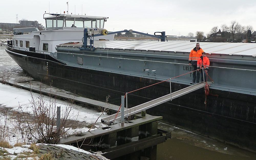 CAPELLE A/D IJSSEL – Schipper Hein Verkaik (l.) is al maanden op zoek naar een aanlegplaats in Capelle aan den IJssel. Foto fam. Verkaik