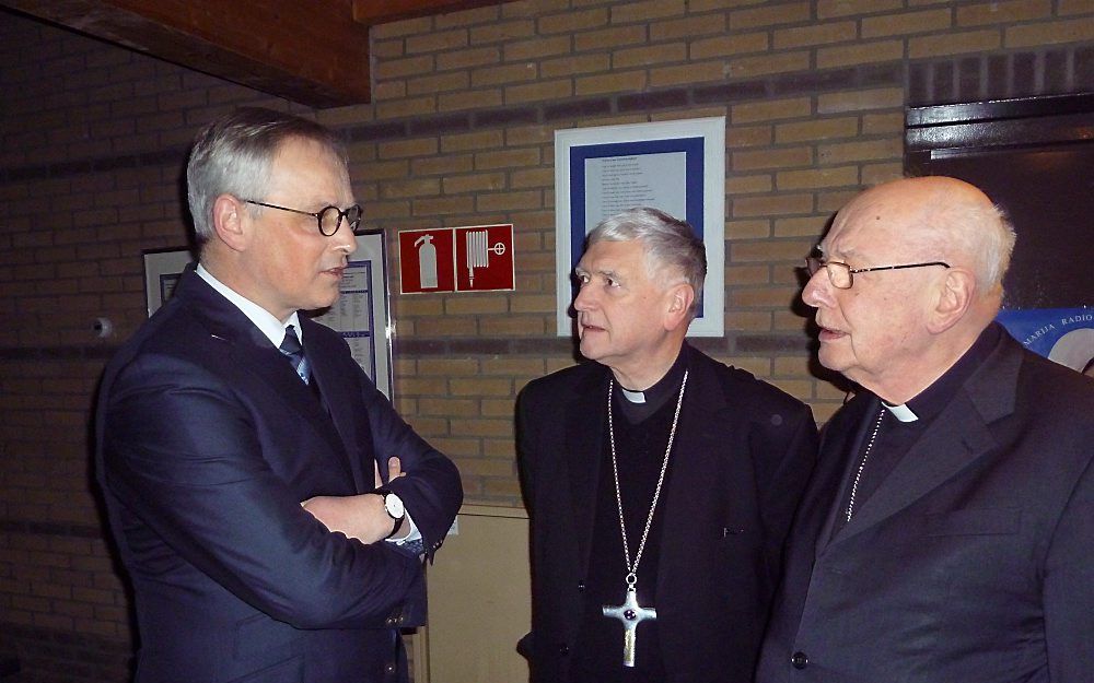 Spruyt (l.) in gesprek met bisschop Hurkmans en kardinaal Simonis. Foto RD