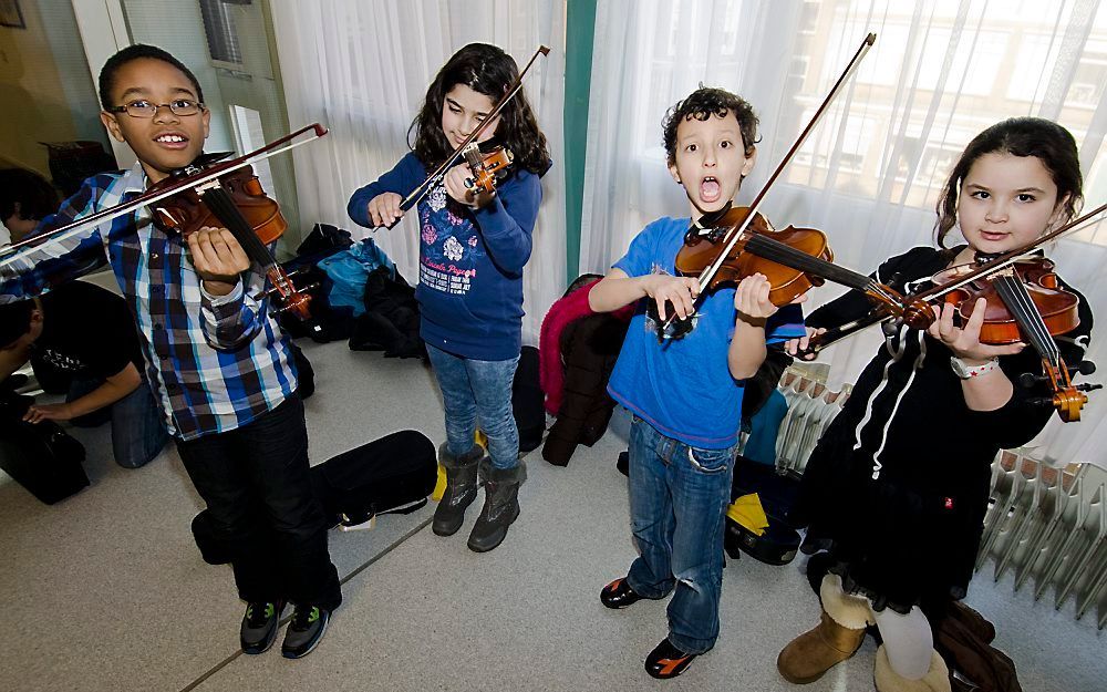 Veertig kinderen uit de Haagse Schilderswijk bespelen sinds kort een instrument. Foto Frank van Rossum