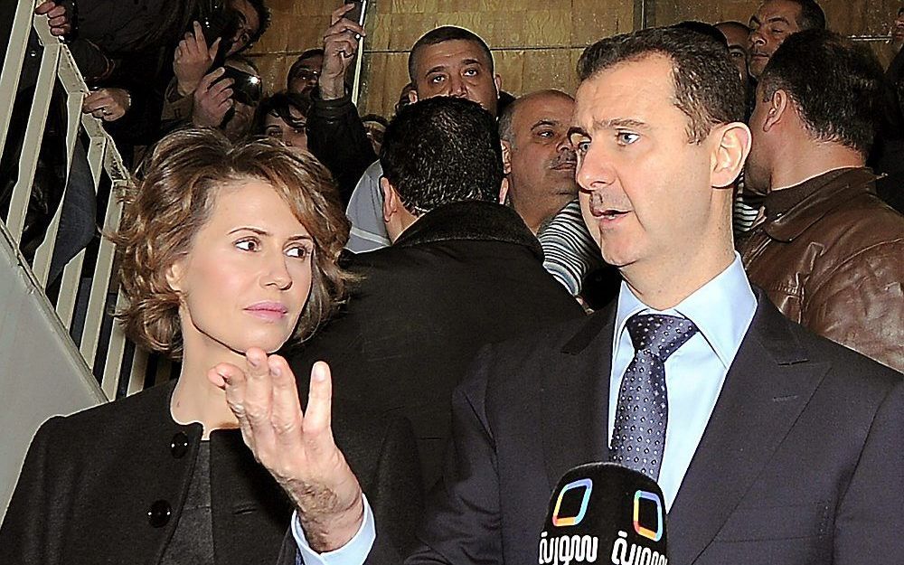 Geflankeerd door zijn vrouw Asma staat president Assad na het uitbrengen van zijn stem de pers te woord. Foto EPA