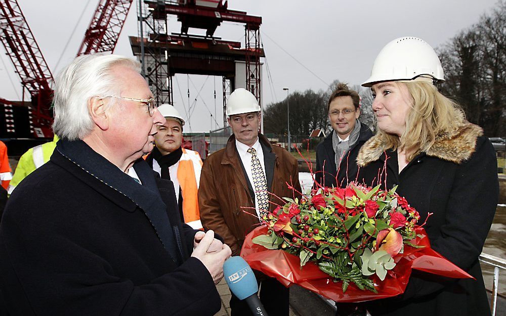 Minister Schultz bezoekt de sluis bij Eefde.  Foto ANP