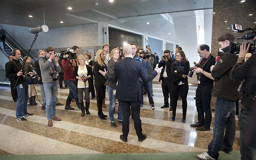 DEN HAAG - PvdA-Kamerlid Diederik Samsom spreekt dinsdag met de pers voorafgaand aan het vragenuurtje. Foto ANP