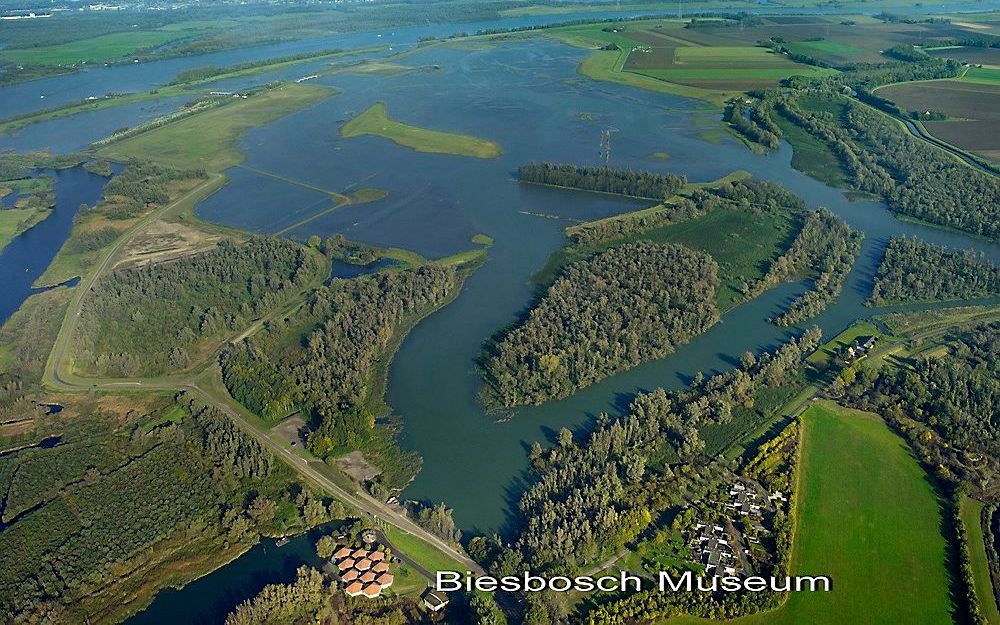 Luchtfoto van de Biesbosch, met onder het Biesboschmuseum en rechtsboven de Noordwaard. Foto Biesboschmuseum