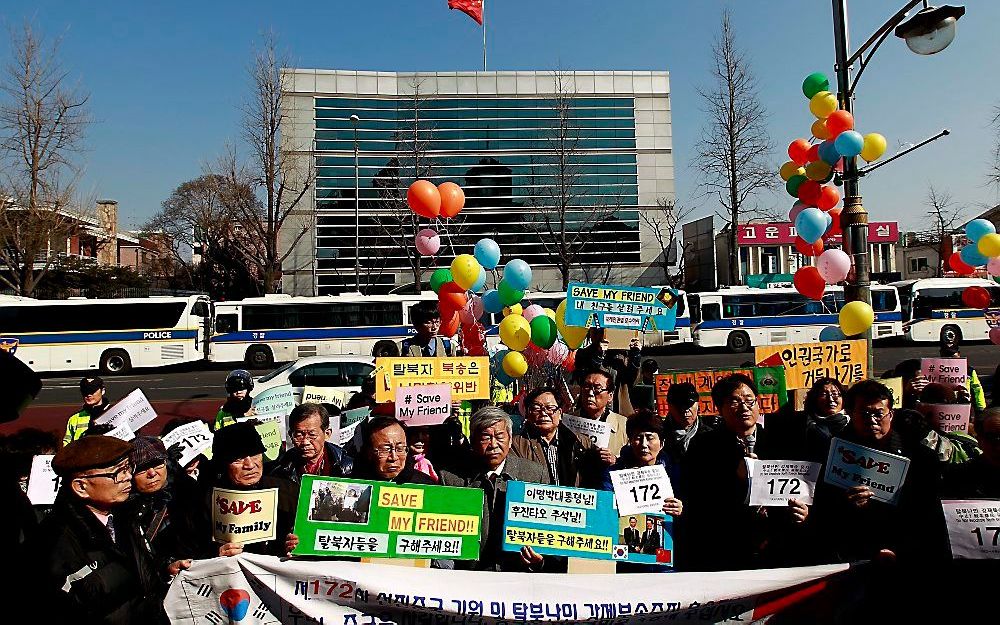 Zuid-Koreaanse burgers betogen voor de poort van de Chinese ambassade in Seoul tegen de verwachte deportatie van opgepakte Noord-Koreaanse vluchtelingen naar hun vaderland. Foto EPA