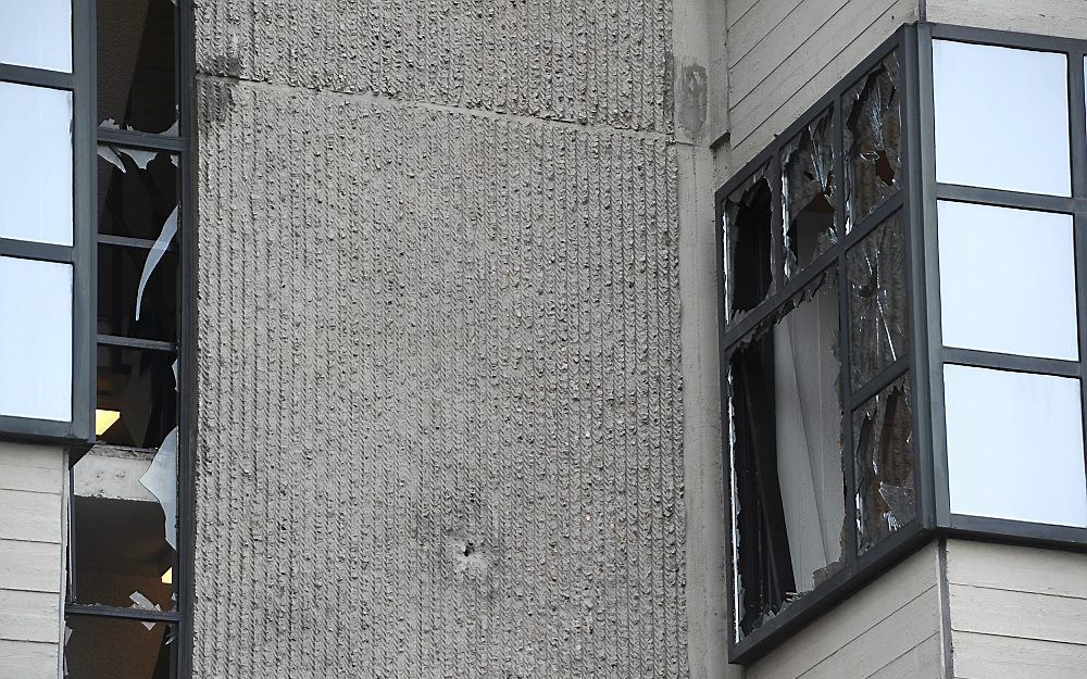 De ruiten van Toren E van de rechtbank aan de Parnassusweg in Amsterdam raakten zwaar beschadigd. Foto ANP