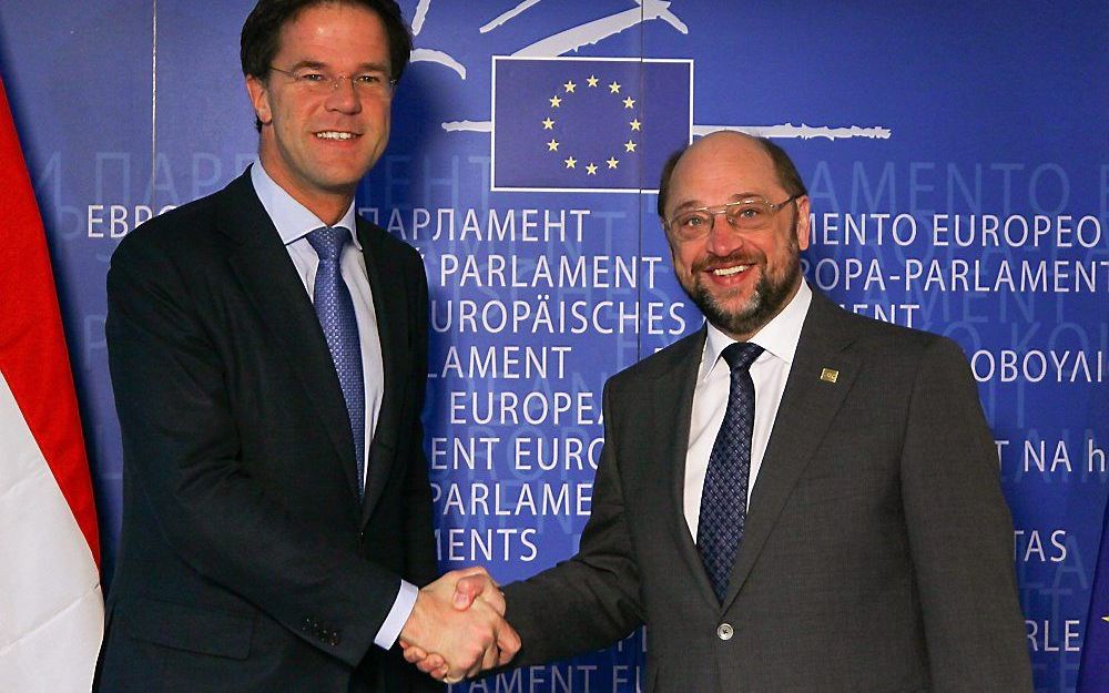 Premier Rutte sprak donderdagmorgen met de voorzitter van het Europees Parlement Schulz (rechts). Foto ANP