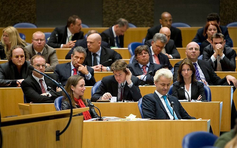 DEN HAAG – Het boek ”De schijn-élite van de valse munters” van PVV’er Bosma (op de foto linksachter PVV-leider Wilders) wordt door arabist De Ruiter in diens ”De ideologie van de PVV” flink afgekraakt. Foto ANP