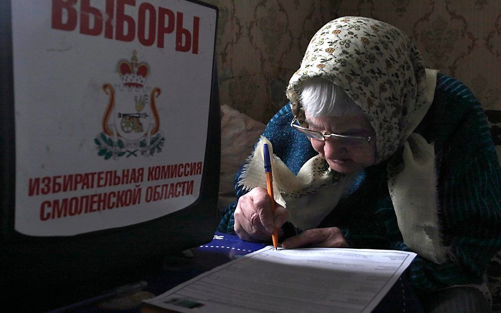 De Russische Fizikova Olga Petrovna brengt zondag haar stem uit in Mikhnovka, ongeveer vijf kilometer vanaf Smolensk. Foto EPA