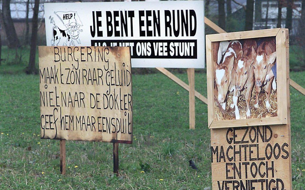 Protestborden in een weiland bij Barneveld (2001). Foto ANP