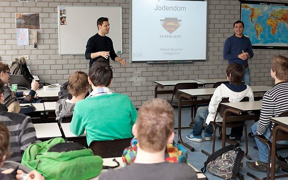 Nathan Bousscher (l.) en Chaggai Kon in een vmbo-klas op het Driestar College tijdens een gastles over het Jodendom. „Duren jullie bruiloften nog steeds zeven dagen?” Foto RD, André Dorst