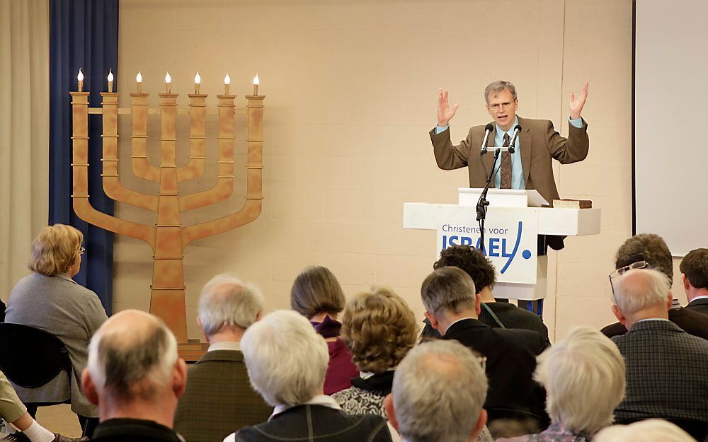 In het Israëlcentrum van Christenen voor Israël in Nijkerk sprak de Amerikaanse theoloog dr. R. Kendall Soulen gisteren over de plaats van Israël in de theologie. Foto RD, Anton Dommerholt