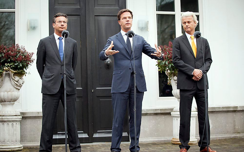 Minister Verhagen, premier Rutte en PVV-leider Wilders spreken de pers toe voor het Catshuis. Foto ANP