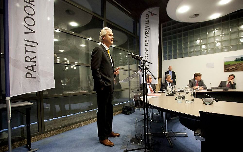 PVV-leider Geert Wilders presenteert de resultaten van een onderzoek dat op zijn verzoek is gehouden door het Britse bureau Lombard Street Research naar wat de gevolgen zijn als Nederland uit de eurozone stapt. Foto ANP