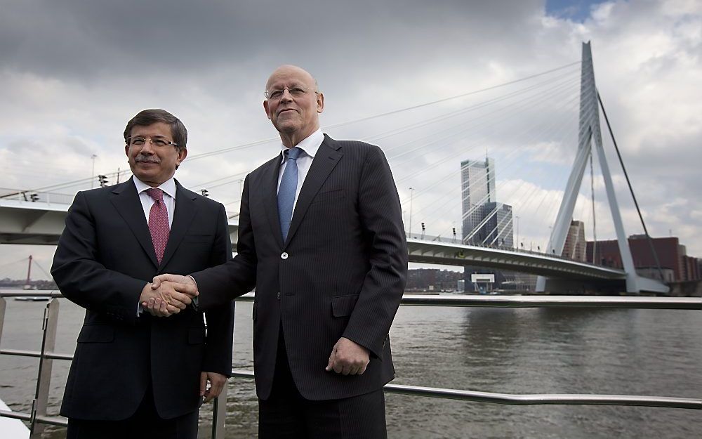 De Turkse minister van Buitenlandse Zaken Ahmet Davutoglu met zijn Nederlandse collega Uri Rosenthal aan boord van de Marco Polo tijdens het bezoek in het kader van de Nederlands-Turkse samenwerking in de jaarlijkse WIttenburgconferentie. Foto ANP