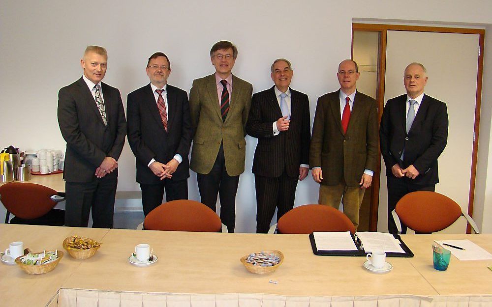 V.l.n.r.: dr. J. F. Mol; dr. A. J. Plaisier, dr. H. E. Wevers; ds. B. H. Weegink, ds. P. Verhoeff en J. F. van Mossel. Foto RD