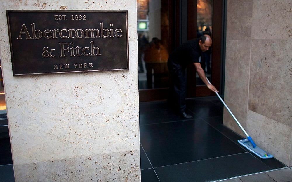 Het Amerikaanse kledingmerk Abercrombie & Fitch is er uit: winkelpersoneel dat fouten maakt, moet worden gestraft, en wel met push-ups en sit-ups. Foto EPA