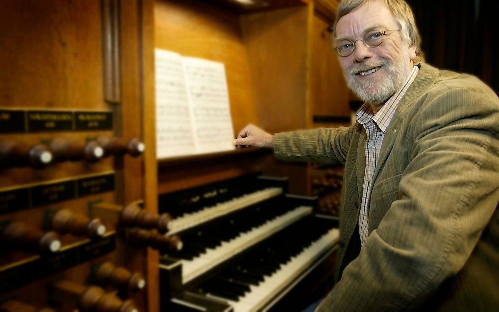 Jaap Kroonenburg achter de speeltafel van het Garrelsorgel in Maassluis. Foto Gerard-Jan Vlekke