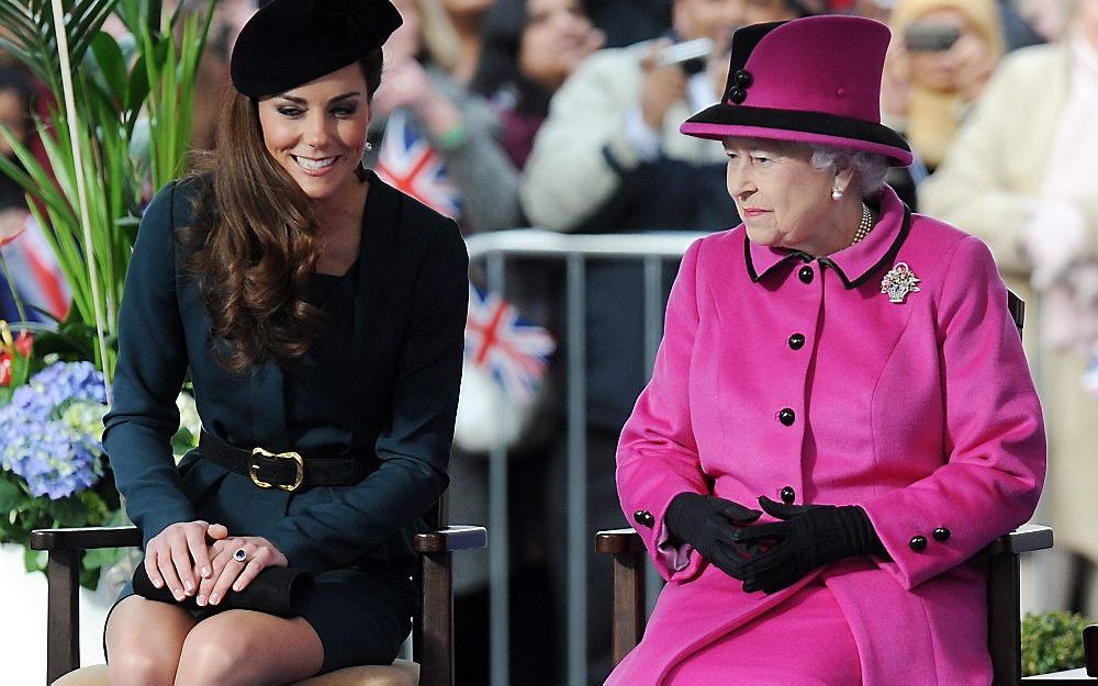 Koningin Elizabeth en Kate, echtgenote van prins William.   Foto EPA