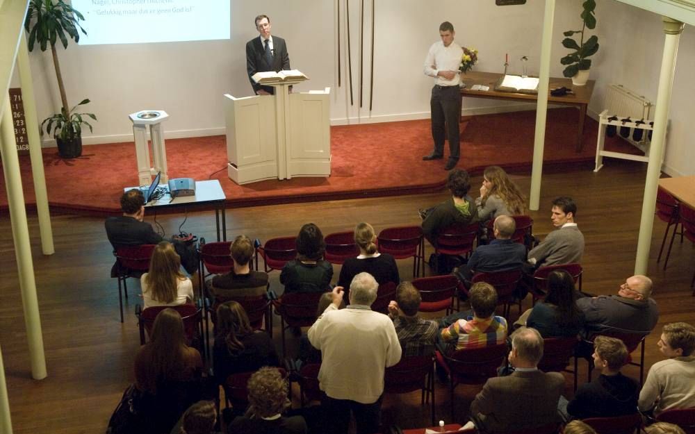 In Bijbelcentrum Bij Simon de Looier sprak drs. G. A. van den Brink gisteravond over de morele implicaties van het atheïsme. Foto Rufus de Vries