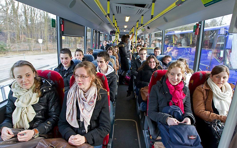 Het schoolvervoer wordt steeds duurder. Een groeiende groep ouders kan de kosten niet meer be­talen. Het steunfonds van het Hoornbeeck College is daarom een financiële actie gestart. Foto Anton Dommerholt