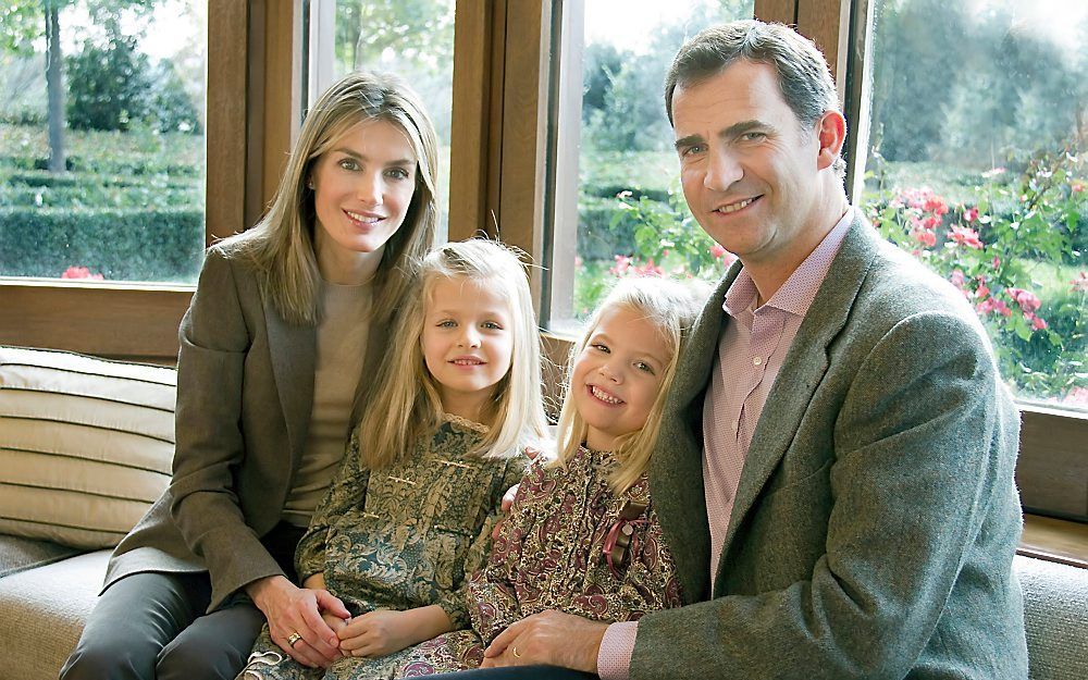 Prins Felipe met prinses Letizia en hun kinderen Leonor (2005) en Sofia (2007). Foto EPA