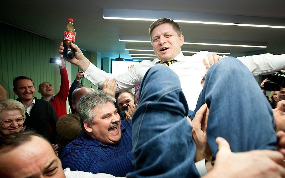 SMER-leider Robert Fico viert de overwinning. Foto EPA