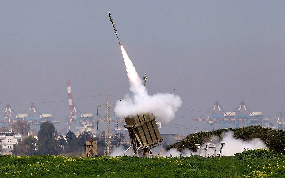 Een Israëlische raket wordt afgevuurd om een Palestijnse te onderscheppen. Foto EPA