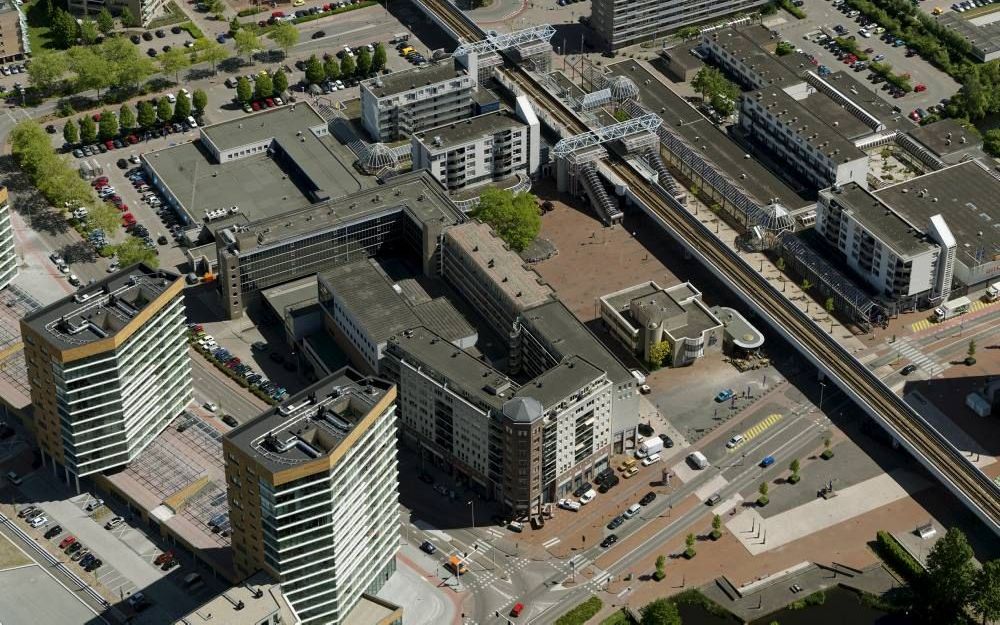 Luchtopname van het grootste winkelcentrum van Capelle aan den IJssel, De Koperwiek. De meeste ondernemers in het centrum zitten niet te wachten op het openstellen van hun winkels op zondag, zo blijkt uit een enquête. Foto ANP