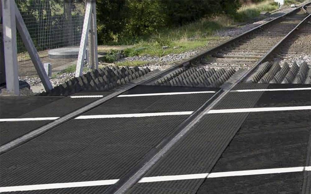 Zogeheten struikelmatten bij spoorwegovergangen moeten de groeiende koperdiefstal langs het spoor tegengaan. Foto Holdfast