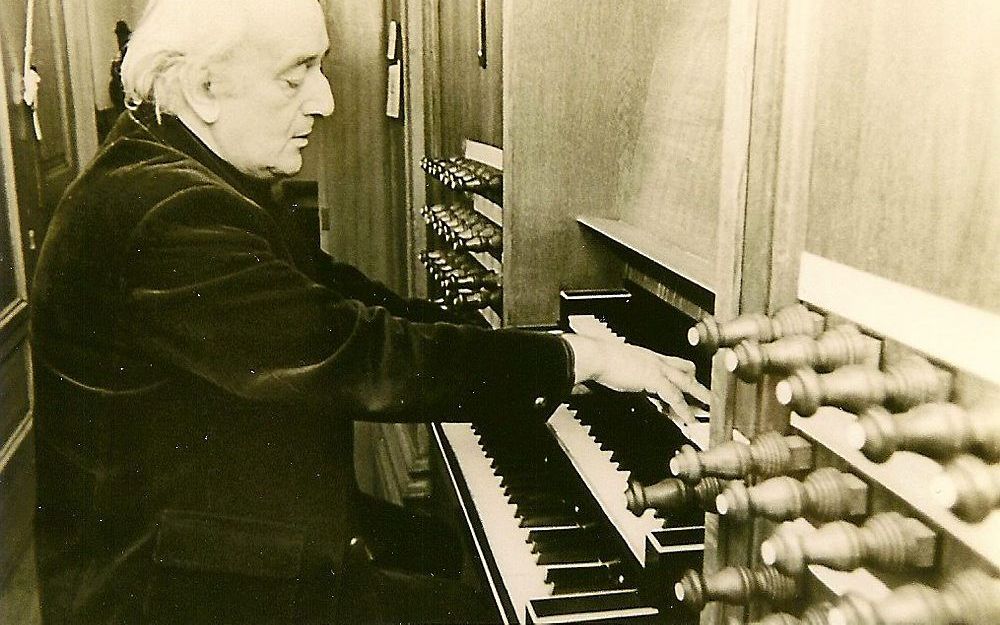 Maassluis, Feike Asma bespeelt “zijn” zojuist gerestaureerde orgel in de Groote Kerk, 8 juni 1978. Foto Klaas Schippers