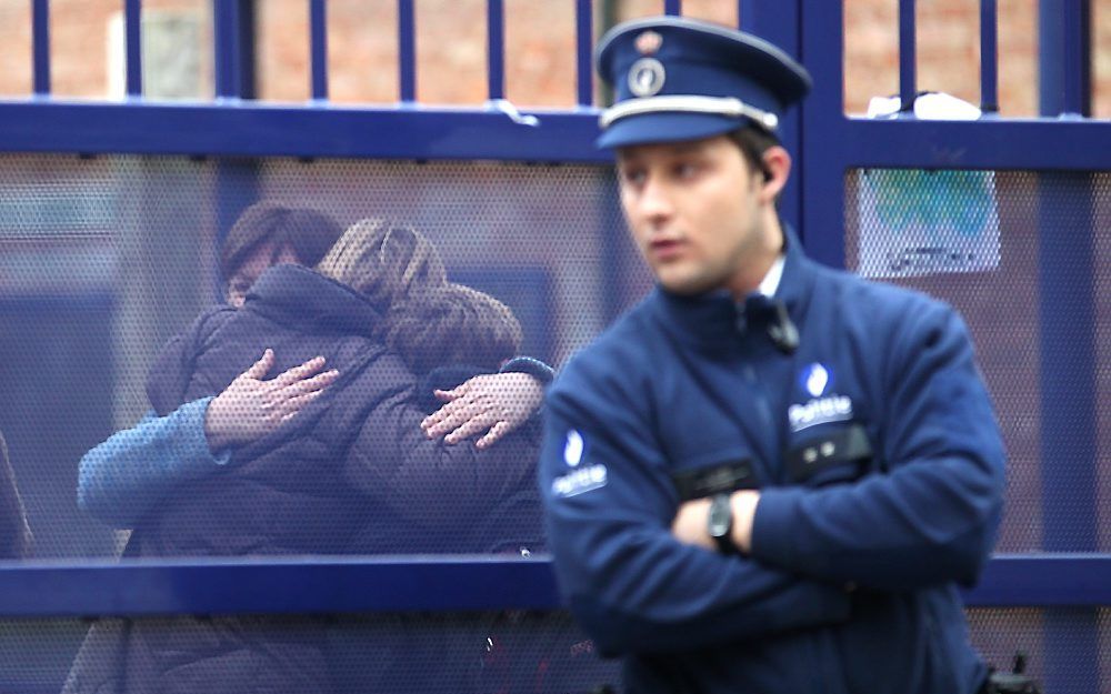 Familieleden van de slachtoffers bij de Sint-Lambertusschool in het Belgische Heverlee. Foto EPA