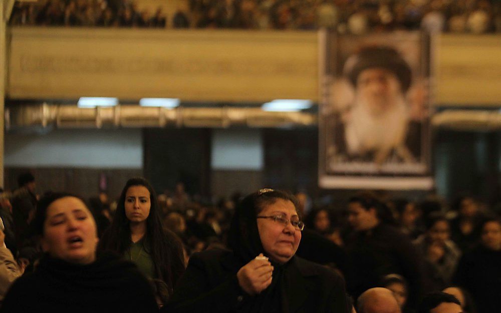 Koptische christenen treuren om het overlijden van Shenouda III in de kathedraal van Abbaseya. Foto EPA