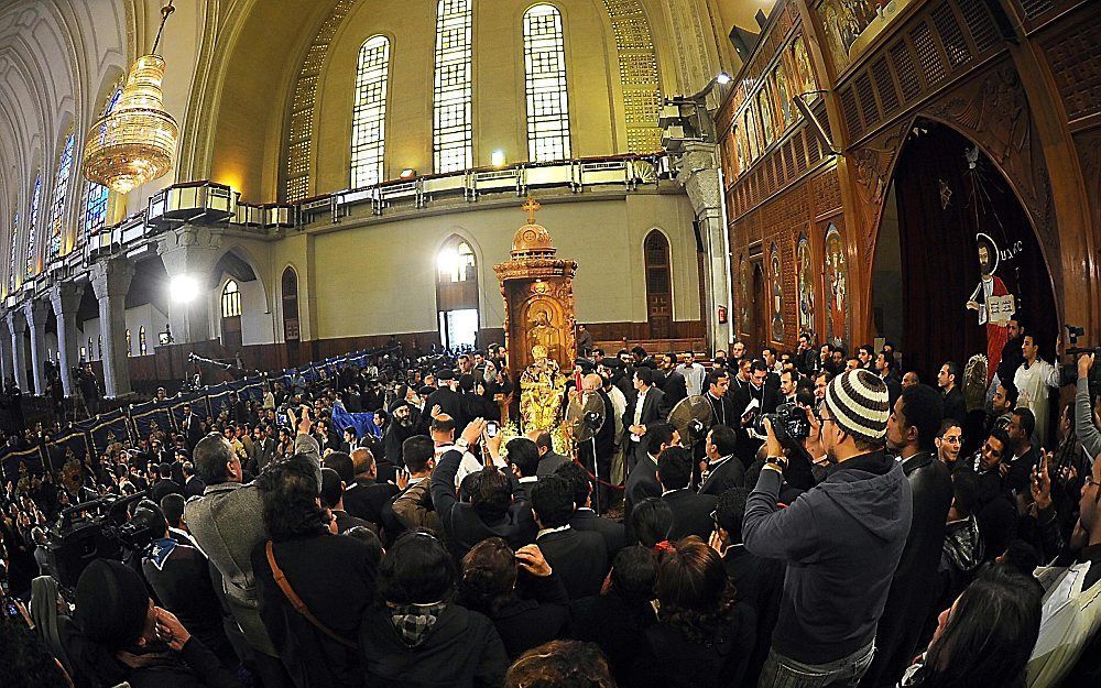 Koptische christenen bekijken het lichaam van de paus Shenouda in de kathedraal van Abbaseya. Foto EPA