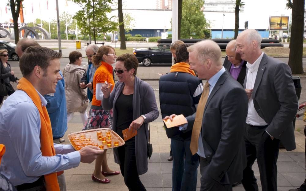 SGP-jongeren delen oranjebitter uit aan congresgangers D66. Foto Cees van der Wal