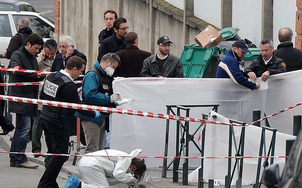 Sporenonderzoek bij de school. Foto EPA