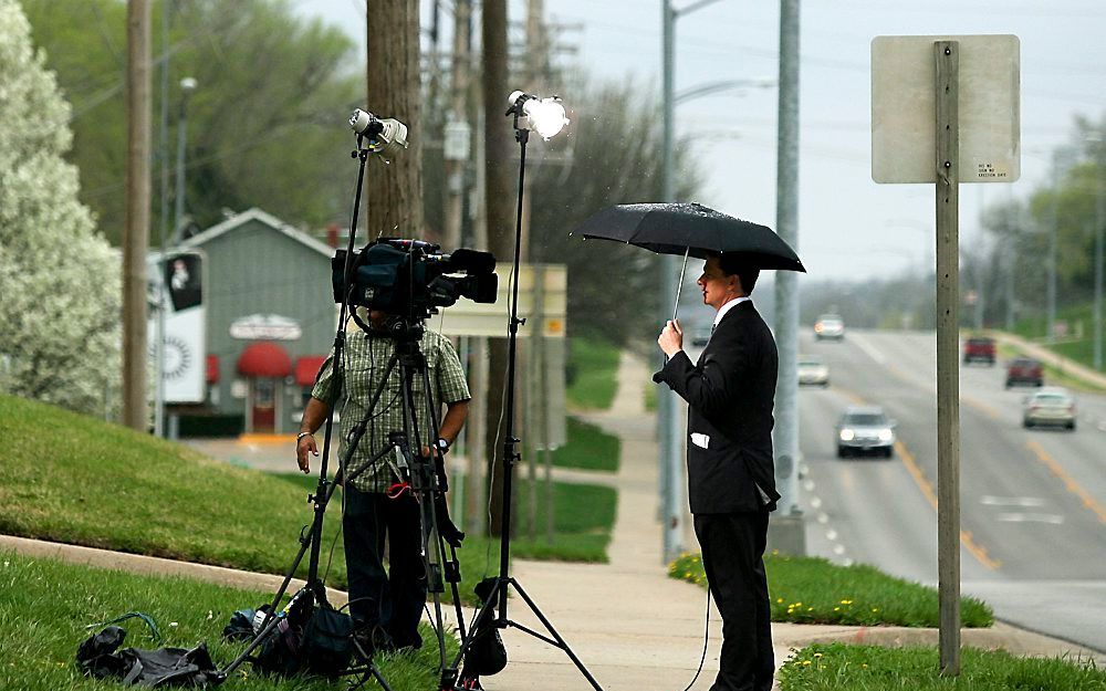 Een televisieploeg voor voor de gevangenis in Kansas waar Robert Bales verblijft. Foto EPA