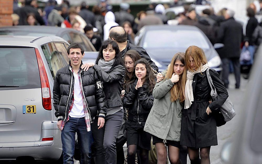 Leerlingen van de joodse school in Toulouse na de schietpartij. Foto EPA