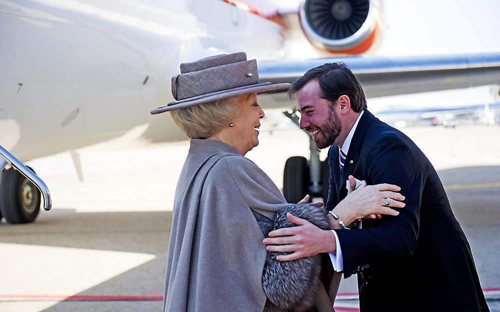 Koningin Beatrix wordt verwelkomd door prins Willem van Luxemburg, zoon van de Groothertog. Foto ANP