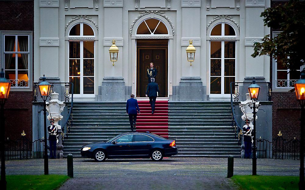 Informateur Opstelten gaat verslag uitbrengen aan de koningin, oktober 2010. Foto ANP