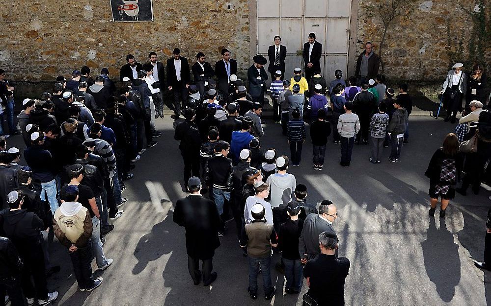 Minuut stilte dinsdagmorgen bij de Joodse Ozar Hatorah-school in Parijs. Foto EPA