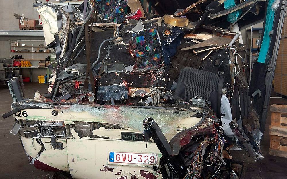 Er bleef een wrak over van de Belgische schoolbus.  Foto EPA