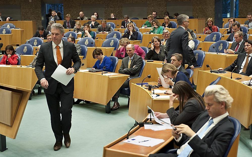 Hero Brinkman (L) loopt langs PVV-leider Geert Wilders (R) tijdens het spoeddebat met premier Rutte over de situatie die is ontstaan na het vertrek van Brinkman uit de fractie van de PVV. Foto ANP